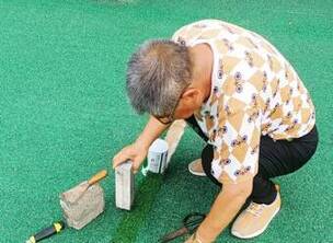 夏日炎炎勤劳的小蜜蜂老贾同志正在修补草坪
