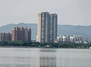 (新诗)七律一首:绿水青山映陶都