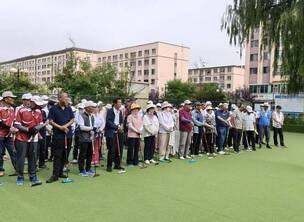 盛夏挥杆庆“八、一” 银发逐梦绿茵场