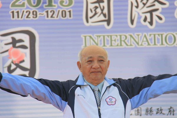 %E5%90%8C%E3%81%98%E3%81%8F%E9%96%8B%E4%BC%9A%E5%BC%8F%E3%81%AB%E3%81%A6%E3%80%81%E3%83%81%E3%83%A3%E3%82%A4%E3%83%8B%E3%83%BC%E3%82%BA%E3%83%BB%E3%82%BF%E3%82%A4%E3%83%9A%E3%82%A4%E6%A7%8C%E7%90%83%E5%8D%94%E6%9C%83%E5%89%AF%E7%90%86%E4%BA%8B%E9%95%B7%E3