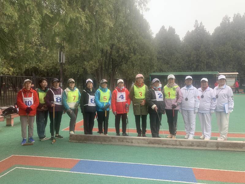 �Ͼ���Ů�ӶӶ�������һ�ӹ��Ǿ�����