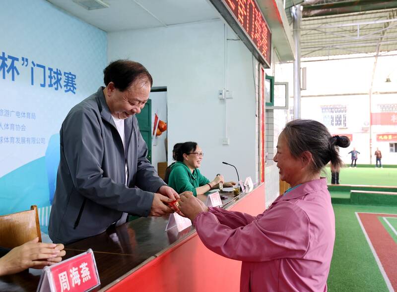 ��������ϯ������ͬ־Ϊһ�Ƚ����ĶӰ佱