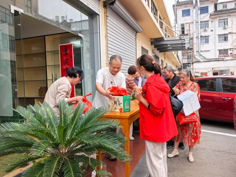 ��ͼΪ�� �˸۹�˾�����Ͻڵ��ա����Ϊ����ʵ�ܺ�������25��������Ⱥ��Ӱ��.jpg